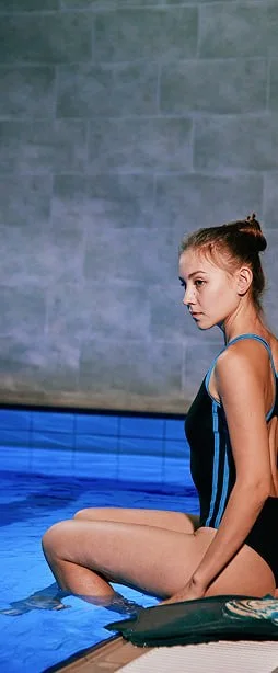 Пловчиха у бортика бассейна Powerhouse Gym на Титова